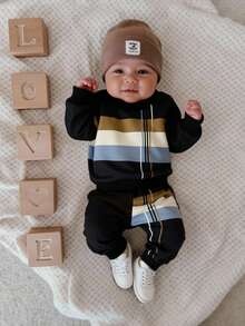 SHEIN Playful Pals 新生男宝宝复古条纹印花长袖圆领卫衣和运动裤套装 - 黑色 - 查看 1