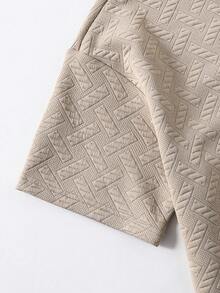 قميص تي شيرت رجالي صيفي بأكمام قصيرة بتصميم هندسي منسوج بنمط الشارع الرياضي الكاجوال بشعار مطرز صغير بياقة دائرية فضفاض - كاكي - مشاهدة 4