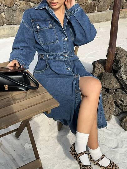 Dazy Plus Plusstorlek Damklänning i tvättad blå denim med krage, fickor, åtdragen midja, slits fram, lämplig för vår och höst