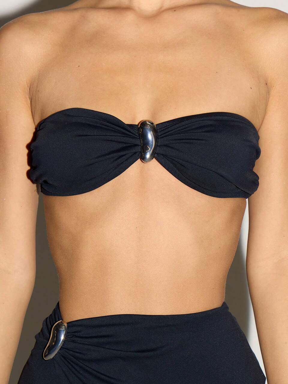 Top bandeau ceñido con detalles de ribete plateado, ideal para salir, casual, lindo, sexy, fiesta, primavera, verano, festival, vacaciones