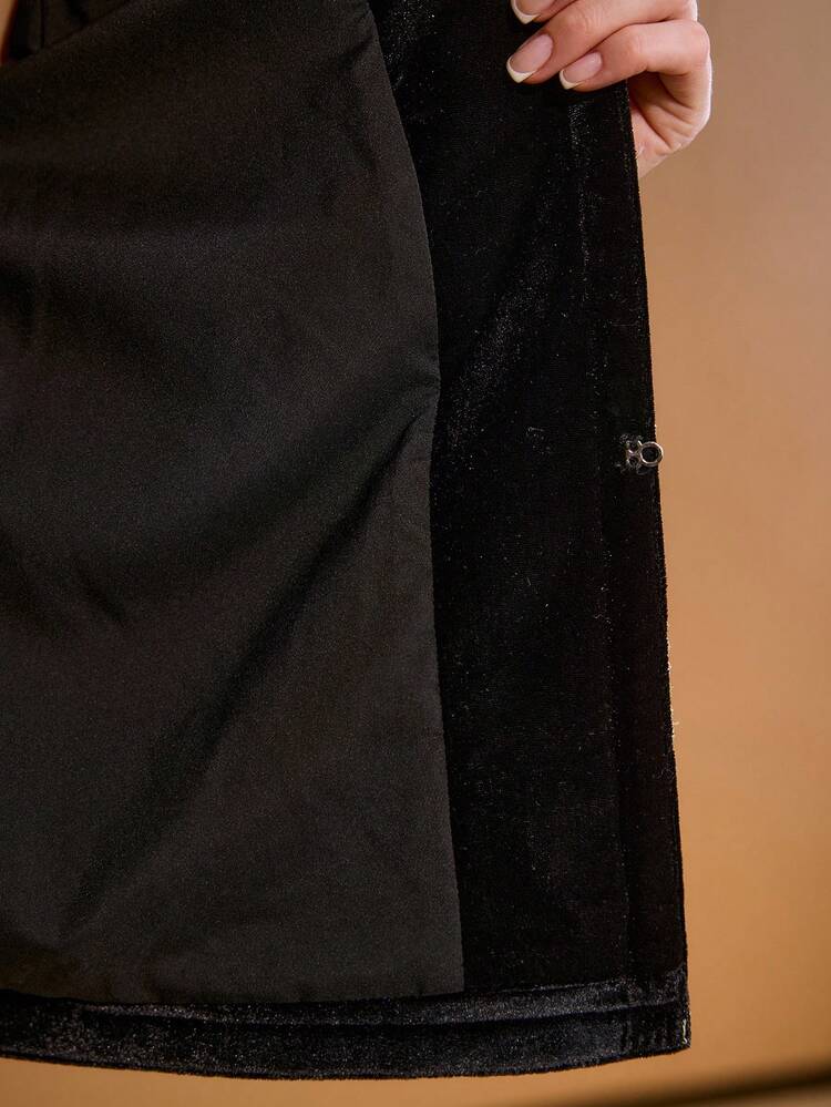 CHAQUETA DE TERCIOPELO NEGRO CON BORDADO FLORAL Y PATCHWORK