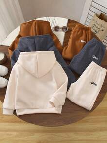 SHEIN Genkimix Kids 3件套男童休闲百搭字母刺绣落肩宽松长袖连帽衫搭配柔软宽松抽绳长裤，简约时尚设计，舒适亲肤面料，适合日常穿着、外出、冬季上学等场合。 - 彩色 - 查看 2