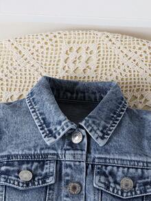 SHEIN Bộ đồ 2 món mùa hè Denimly dành cho bé gái. Gợi ý diện mạo sinh viên giản dị, dễ thương và ngọt ngào. Chất liệu denim xanh bạc hà. Thiết kế tay bồng dễ thương và tinh nghịch. Điểm xuyết nơ 3D màu hồng ở cổ tay áo, năng động và ngọt ngào. Áo ngắn tay cổ bẻ. Kết hợp với váy denim, họa tiết nơ 3D lớn ở eo trước thu hút mọi ánh nhìn. Thiết kế xẻ tà, cạp chun co giãn thoải mái và tôn dáng. Phù hợp cho các dịp mua sắm ngoài trời, hẹn hò, kỳ nghỉ biển, tụ tập bạn bè, trang phục trở lại trường. Tạo nên vẻ ngoài ngọt ngào, đáng yêu cho mùa hè. - Rửa tối - Xem 3