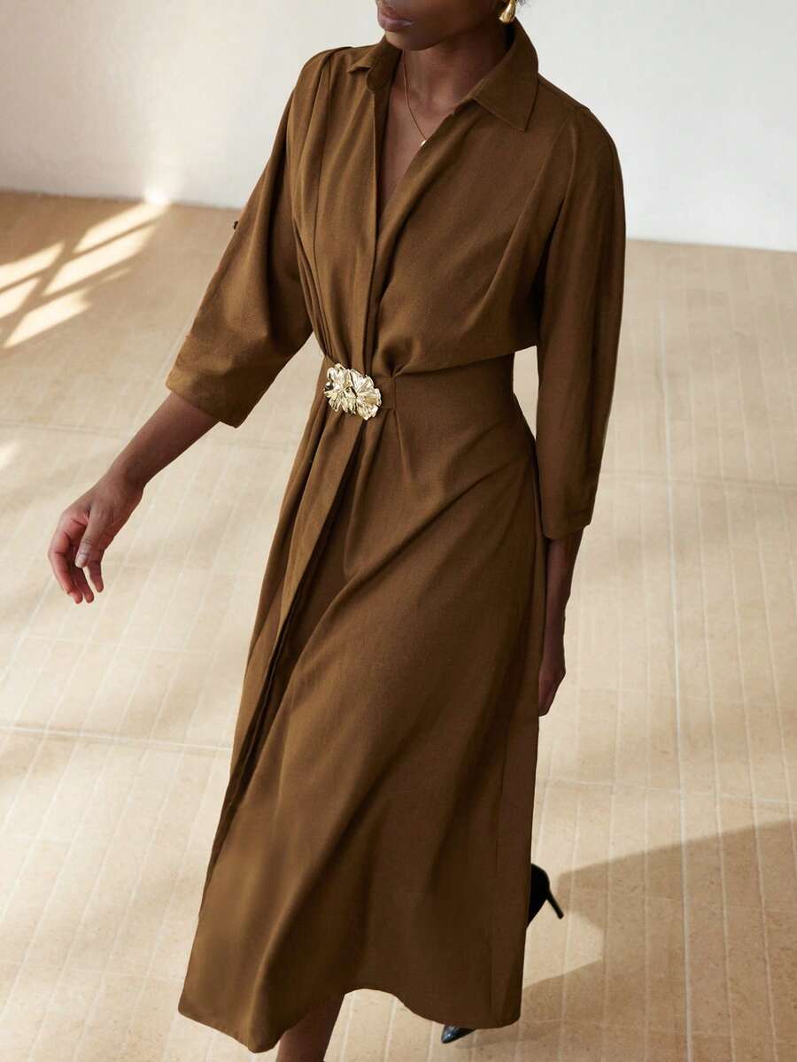 Aveloria Modichic Conception de navetteur, décoration de taille boutonnée, robe ajustée à col V plissé avec manches retroussées à la mode - Marron - Voir 1