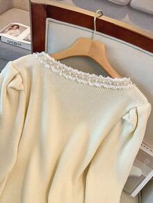 GlowEve CURVE Suéter de punto elegante beige de talla grande para mujer, versátil y de moda, con cuello de lazo, mangas abullonadas, falsa tapeta, botones de perla y bajo asimétrico - Beis - Ver 5
