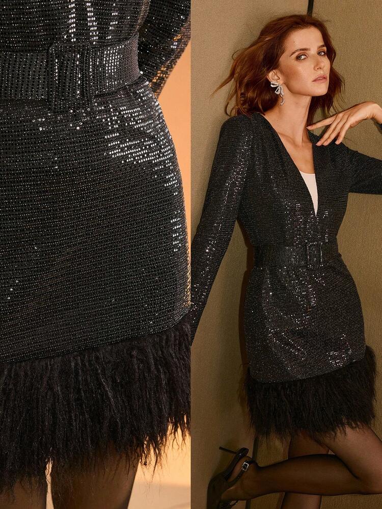 VESTIDO CURTO PARA FESTA COM DECOTE PROFUNDO, CINTO COM FIVELA, BAINHA FELPUDA EM CONTRASTE COM LANTEJOULAS