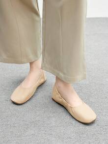 CUCCOO BIZCHIC 1 Đôi giày bệt đơn giản, thanh lịch và thoải mái cho nữ, được làm từ chất liệu PU mềm mại cao cấp, thiết kế đế bệt dễ xỏ vào, thuận tiện khi đi làm và đi công tác, không gây mỏi chân - Màu be - Xem 5