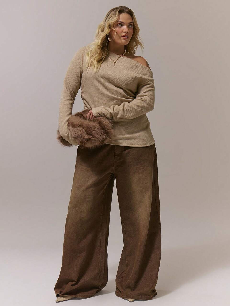 Plus Top Beige Stile Maglia Texturizzato con Spalle Scoperte