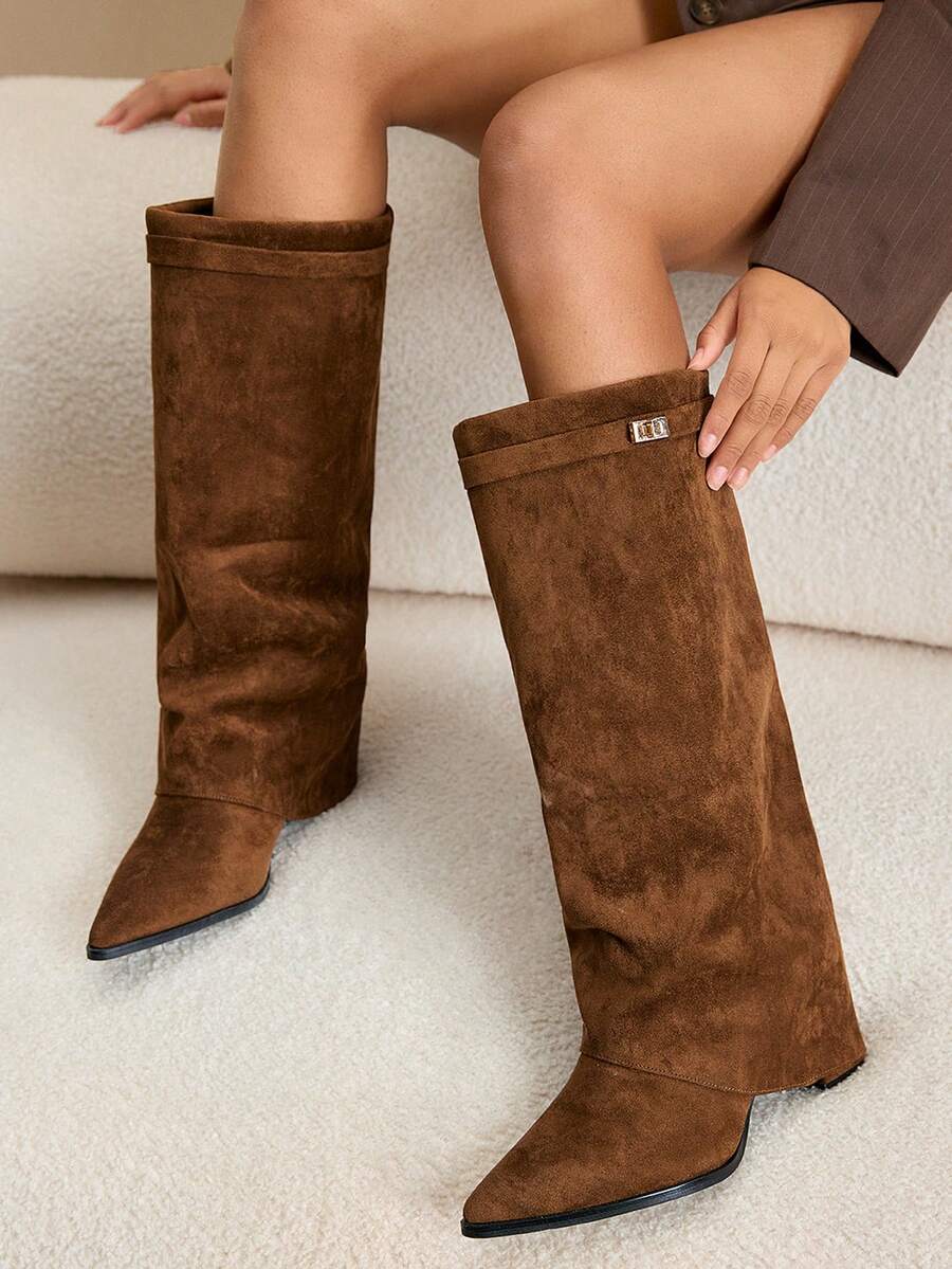 Daringsoles 女士尖头粗跟麂皮西部靴，修身高筒靴 - 卡其色 - 查看 1