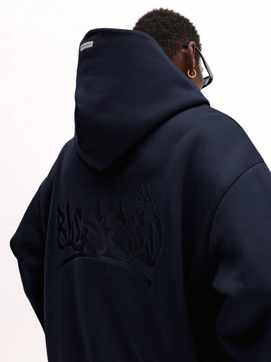 SUMWON 压纹 Logo 套头连帽衫，带中央口袋，适合休闲街头风和冬季叠穿，纯色 - 藏蓝色 - 查看 1