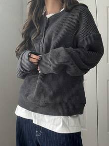 FRIFUL 女士纯色圆领纽扣前襟落肩长袖宽松休闲套头卫衣，秋冬款 - 淺灰色 - 查看 2