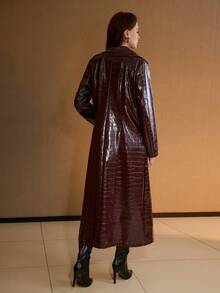 MOTF PREMIUM 女士优雅通勤翻领鳄鱼纹PU皮革长款风衣 - 酒紅色 - 查看 4