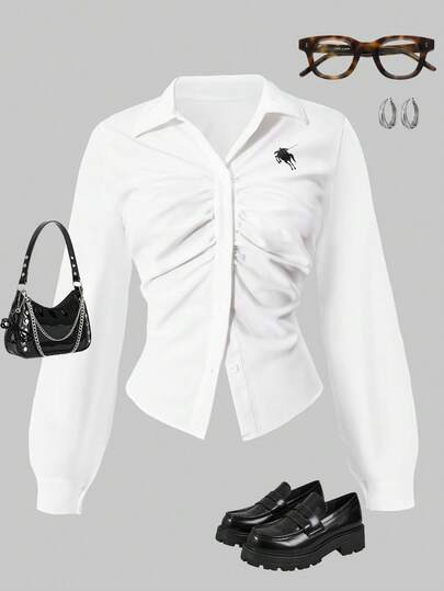 少女衬衫，胸前印有骏马图案，翻领纽扣前襟，白色长袖，适合秋冬季外出、度假、通勤，可搭配牛仔裤、运动裤、夹克