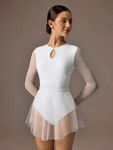 SHEIN Bộ tập múa ba lê màu trắng thanh lịch dành cho bé gái tuổi teen, bao gồm một bộ áo liền quần dài tay và một chiếc váy liền thân. Được làm từ vải mềm mại, co giãn cao, bộ trang phục mang đến sự thoải mái, vừa vặn, tôn dáng, chuyển động theo từng bước nhảy. Hoàn hảo cho việc tập múa ba lê, Pilates hoặc tập gym, bộ trang phục hai món này vừa mang đến phong cách vừa giúp bé tự do vận động trong nhiều hoạt động khác nhau suốt bốn mùa. - trắng - Xem 5