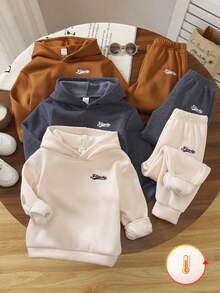 SHEIN Genkimix Kids 3件套男童休闲百搭字母刺绣落肩宽松长袖连帽衫搭配柔软宽松抽绳长裤，简约时尚设计，舒适亲肤面料，适合日常穿着、外出、冬季上学等场合。 - 彩色 - 查看 1
