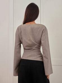 Aloruh 女士秋冬新款时尚通勤腰部褶皱不对称下摆长喇叭袖V领套头衫 - 卡其色 - 查看 2