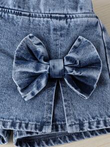 SHEIN Bộ đồ 2 món mùa hè Denimly dành cho bé gái. Gợi ý diện mạo sinh viên giản dị, dễ thương và ngọt ngào. Chất liệu denim xanh bạc hà. Thiết kế tay bồng dễ thương và tinh nghịch. Điểm xuyết nơ 3D màu hồng ở cổ tay áo, năng động và ngọt ngào. Áo ngắn tay cổ bẻ. Kết hợp với váy denim, họa tiết nơ 3D lớn ở eo trước thu hút mọi ánh nhìn. Thiết kế xẻ tà, cạp chun co giãn thoải mái và tôn dáng. Phù hợp cho các dịp mua sắm ngoài trời, hẹn hò, kỳ nghỉ biển, tụ tập bạn bè, trang phục trở lại trường. Tạo nên vẻ ngoài ngọt ngào, đáng yêu cho mùa hè. - Rửa tối - Xem 5