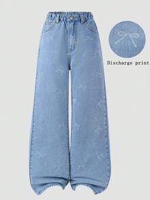 SHEIN Explorewe 少女宽松牛仔裤，浅蓝色牛仔布，休闲舒适，阔腿版型，柔软的牛仔面料如云朵般轻盈，蝴蝶结点缀甜美，弹性腰带穿着舒适，适合上学、休闲外出、约会和户外活动。蝴蝶结印花牛仔裤 - 淺色水洗藍 - 查看 7