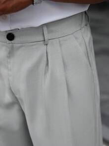 Manfinity CasualCool Herren weiße Hosen, weiche Textur mit Einzelfalte, leichte gerade geschnittene locker sitzende weiße Sommerhosen - Grau - Übersicht 6