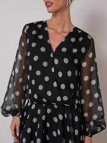 COSMINA 女士波点印花V领灯笼袖荷叶边下摆连衣裙，浪漫风格，适合日常穿着、约会、黑白波点印花、雪纺面料、春秋季连衣裙、度假连衣裙、优雅连衣裙和时尚迷你连衣裙。 - 黑與白 - 查看 5