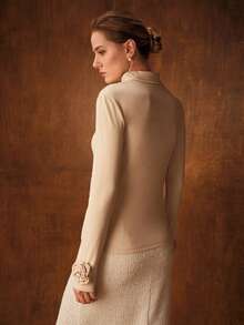 MOTF PREMIUM 高领百搭日常时尚简约打底衫，3D立体花卉袖子，修身剪裁，弹力面料，女士长袖T恤，可内搭外穿 - 杏色 - 查看 4