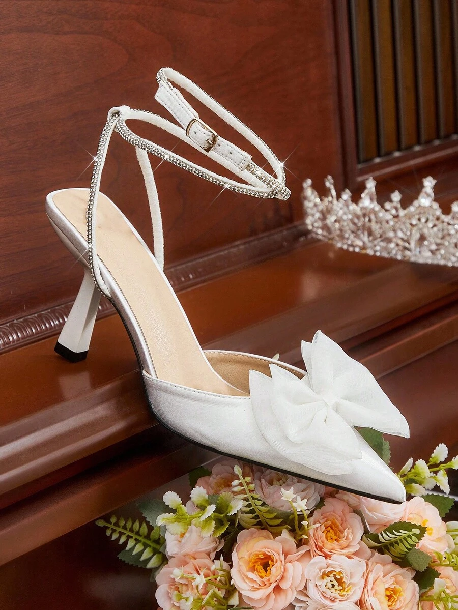 CUCCOO HITCHD Damen Herbst/Winter Neu Funkelnder Strass Schleife Knöchelriemen Spitze Zehe Stiletto High Heel Elegant Luxuriös Süß Romantisch Modisch Luxuriöser Palast Stil Weiße Satin Damen High Heel Knöchelriemen Schuhe, Formelle Kleider Schuhe, Braut Hochzeitsgast Schuhe, Geeignet für Nachmittagstee, Date, Modeparty, Elegantes Outfit, Hochzeitssaison, Gala Dinner, Lolita, Weihnachten, Thanksgiving, Geburtstagsparty, Valentinstag - Weiss - Übersicht 1