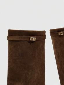 Daringsoles 女士尖头粗跟麂皮西部靴，修身高筒靴 - 卡其色 - 查看 10