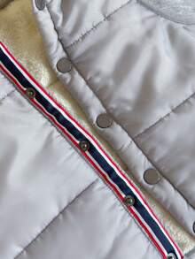 PrepCrw 3pcs Young Boys Elegant Urban School Insulated Gray Vest Jacket, Red & Blue Striped Sleeve Decor Gray Knit Crew Neck Sweatshirt, And Sweatpants Set, Suitable For Casual, Outings, Gatherings, Autumn And Winter - Grey - View 3