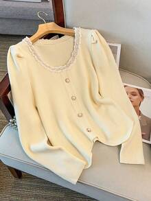GlowEve CURVE Suéter de punto elegante beige de talla grande para mujer, versátil y de moda, con cuello de lazo, mangas abullonadas, falsa tapeta, botones de perla y bajo asimétrico - Beis - Ver 8