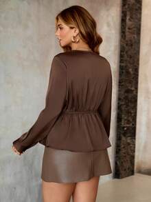 Flirla 大码女式缎面亮面V领收腰褶皱长裙，饰有大号金属扣，搭配缎带A字长袖巧克力棕色绉纱上衣，优雅复古法式街头风简约澳式休闲冬季时尚，适合万圣节、圣诞节、感恩节、下午茶会、半正式场合以及秋冬季穿着。 - 棕色 - 查看 2