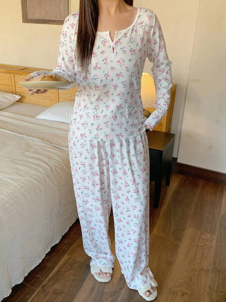 Dazy Plus Plus Size Women Ditsy Floral Pajama Set, Fashionable Homewear Suit