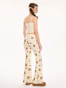 ROMWE Kawaii 两件套女士可爱小熊刺绣蕾丝上衣和小熊印花喇叭裤套装 - 杏色 - 查看 4