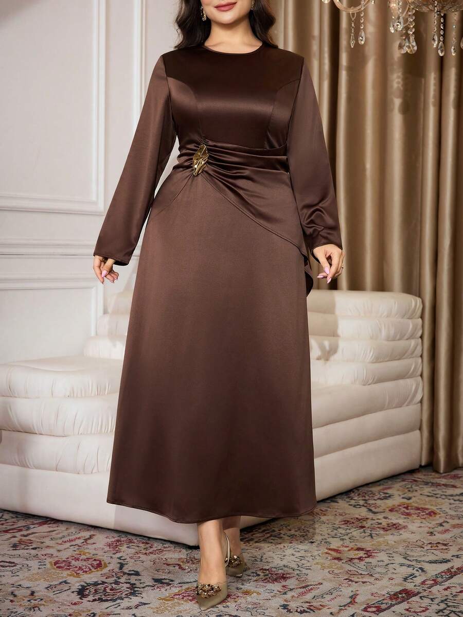 Modelyn Váy dài tay màu sô cô la thanh lịch, thắt eo, trang trí kim loại, thiết kế xếp ly cỡ lớn - màu nâu - Xem 1
