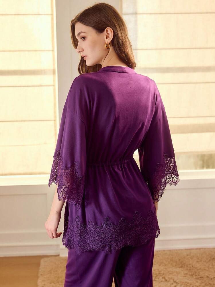 ELEGANTE Y CÓMODA BATA DE ENCAJE CON CONTRASTE