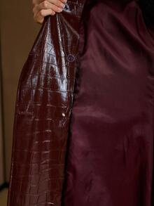 MOTF PREMIUM 女士优雅通勤翻领鳄鱼纹PU皮革长款风衣 - 酒紅色 - 查看 7