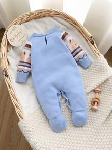 SHEIN Bộ đồ liền thân áo len cho trẻ sơ sinh, áo len dệt kim hình gấu hoạt hình dễ thương, cổ tròn, vải Jacquard, cài nút, mềm mại và thoải mái, thích hợp mặc vào mùa xuân/thu, mặc hàng ngày, đi chơi, du lịch, nghỉ dưỡng, mặc nhà, đi nhà trẻ và vui chơi cho trẻ em - Màu xanh lam - Xem 3