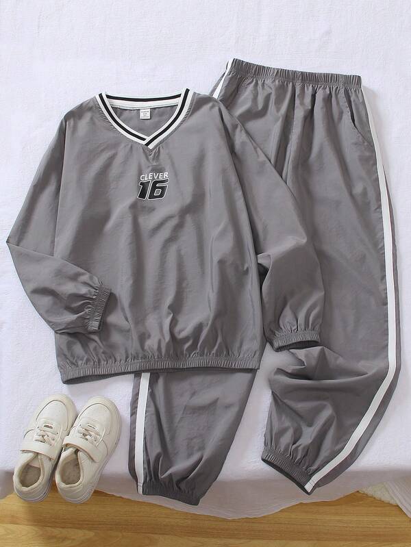 Genkimix Kids 新款活力四射的青少年男童宽松V领长袖字母印花T恤搭配宽松抽绳长裤套装，采用罗纹领口设计和寓意深刻的字母图案，面料柔软舒适，时尚百搭，适合日常穿着、上学、游乐场、购物等各种场合。