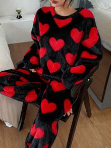 SHEIN 女士可爱爱心图案加厚绒毛睡衣套装，长袖上衣和裤子，红黑配色，秋冬爱心印花绒毛睡衣套装，可爱家居服，舒适保暖爱心绒毛睡衣套装 - 彩色 - 查看 3