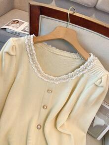 GlowEve CURVE Suéter de punto elegante beige de talla grande para mujer, versátil y de moda, con cuello de lazo, mangas abullonadas, falsa tapeta, botones de perla y bajo asimétrico - Beis - Ver 3