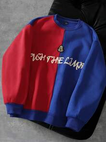 Manfinity Homme Áo nỉ nam kiểu chui đầu, phong cách thường ngày lịch lãm với họa tiết phối màu đỏ và xanh dương, đa năng cho trang phục hàng ngày. Áo nỉ in hình phong cách đường phố lấy cảm hứng từ Twilight Friends và Nightmare Before Christmas, tay dài, có lớp lót giữ nhiệt. - Nhiều màu - Xem 5