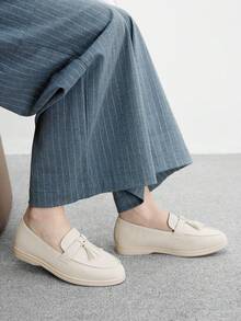 CUCCOO BIZCHIC Zapatos planos cómodos con puntera redonda y decoración con borlas para mujer, bailarinas de ante sintético con diseño de slip-on a la moda, color gris claro, adecuados para uso casual y de commuting en primavera/verano