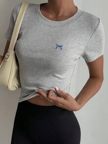 DAZY Camiseta deportiva de manga corta ajustada con estampado de lazo - Gris - Ver 5