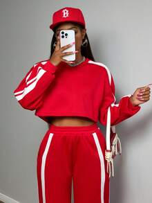 Slaydiva Nouvelle tenue automne/hiver pour femme, tenue de rentrée scolaire, costume d'Halloween, style business casual, tenue de tous les jours, streetwear à la mode, style académique vintage, chic sportif, sweat-shirt à manches longues et col V épaules tombantes avec bande blanche latérale, pantalon court et pantalon large, ensemble sweat-shirt en polaire rouge - 2 pièces