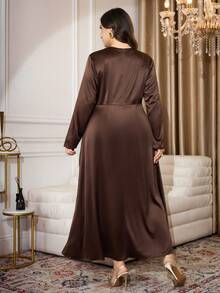 Modelyn Váy dài tay màu sô cô la thanh lịch, thắt eo, trang trí kim loại, thiết kế xếp ly cỡ lớn - màu nâu - Xem 2