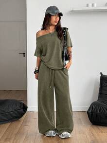 Coolane Tenue deux pièces pour femmes composée d'un t-shirt décontracté à épaules dénudées et d'un pantalon de jogging ample. Tenue minimaliste d'été pour le sport, la ville et le quotidien, confortable. - Militaire verte - Voir 3