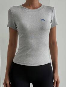 DAZY Camiseta deportiva de manga corta ajustada con estampado de lazo - Gris - Ver 3