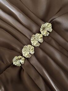 Flirla 大码女式缎面亮面V领收腰褶皱长裙，饰有大号金属扣，搭配缎带A字长袖巧克力棕色绉纱上衣，优雅复古法式街头风简约澳式休闲冬季时尚，适合万圣节、圣诞节、感恩节、下午茶会、半正式场合以及秋冬季穿着。 - 棕色 - 查看 8