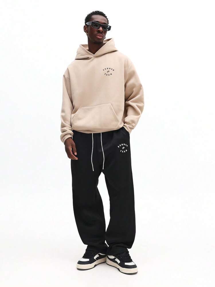 베이지색 후드 티셔츠와 스웨트 팬츠 코디 세트