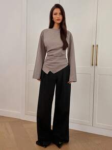 Aloruh 女士秋冬新款时尚通勤腰部褶皱不对称下摆长喇叭袖V领套头衫 - 卡其色 - 查看 3