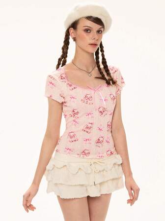 Kawaii T-shirt ajusté pour femmes avec imprimé lapin, nœud en ruban de dentelle et texture en tissu mignon et féminin, avec contraste de couleurs